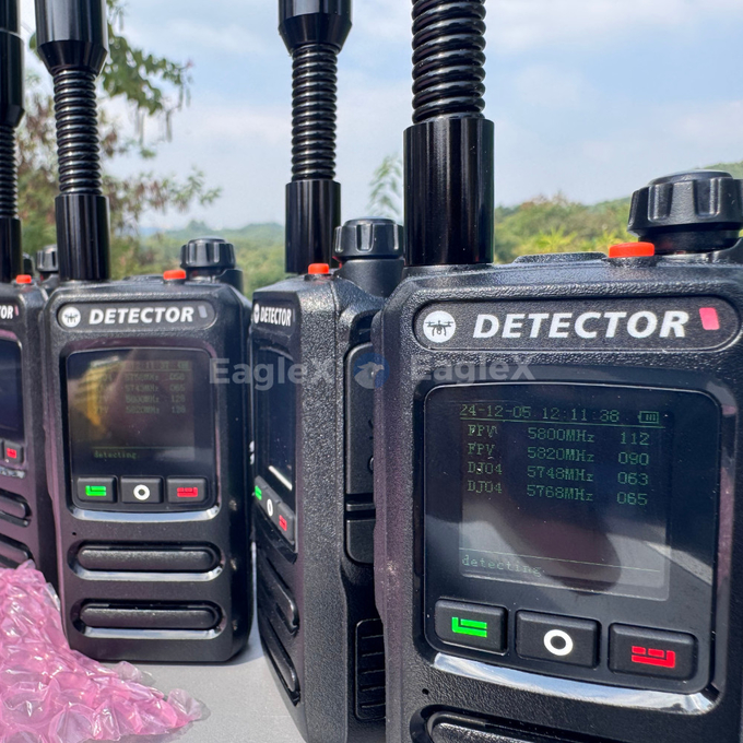 1.5-2KM FPV de mano Detector de drones Detección 800 ¥1500MHz、2400 ¥2485MHz、5725 ¥5850MHz 0
